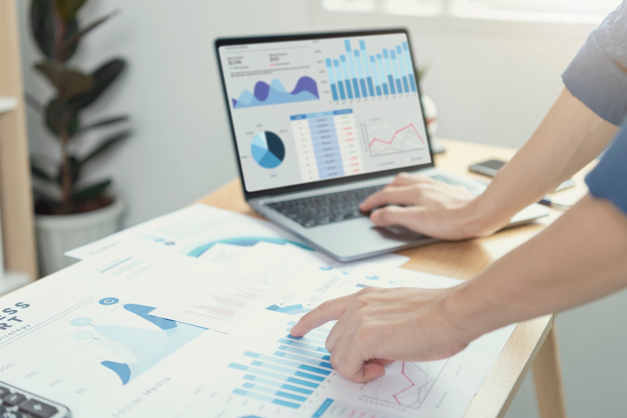 empresarios-que-trabajan-finanzas-contabilidad-analizan-presupuesto-grafico-financiero-planificacion-futuro-sala-oficina empresarios-que-trabajan-finanzas-contabilidad-analizan-presupuesto-grafico-financiero-planificacion-futuro-sala-oficina